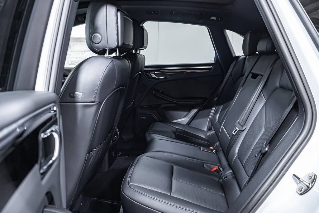 Certified 2025 Porsche Macan AWD/4WD image 18