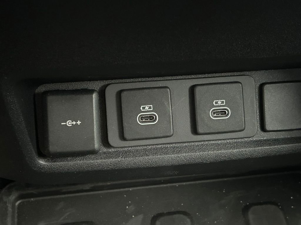 Used 2024 Land Rover Discovery Dynamic SE image 24