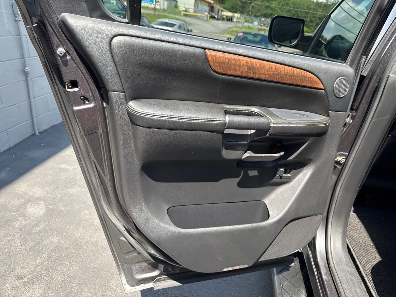 Used 2010 Nissan Armada Platinum image 21