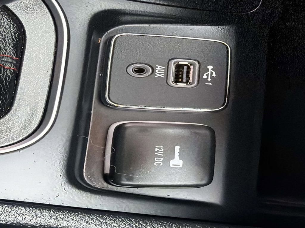 Used 2019 Jeep Cherokee Trailhawk w/ Cold Weather Group image 32