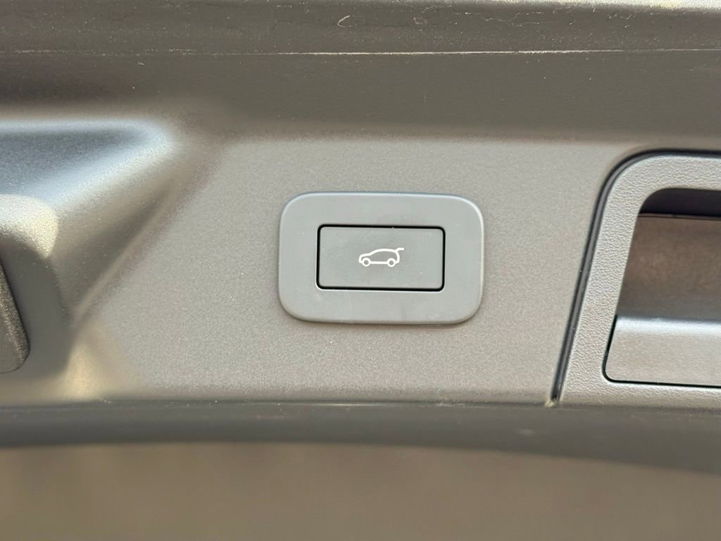 Certified 2026 Land Rover Range Rover Velar Dynamic SE AWD/4WD image 37