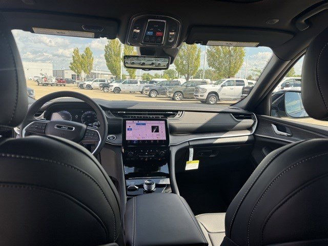 Certified 2025 Jeep Grand Cherokee Limited w/ Luxury Tech Group II image 33