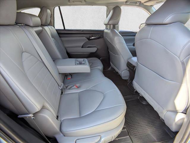 Used 2022 Toyota Highlander XLE AWD/4WD image 20