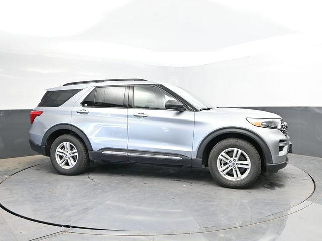 Used 2024 Ford Explorer XLT w/ Equipment Group 202A AWD/4WD image 4