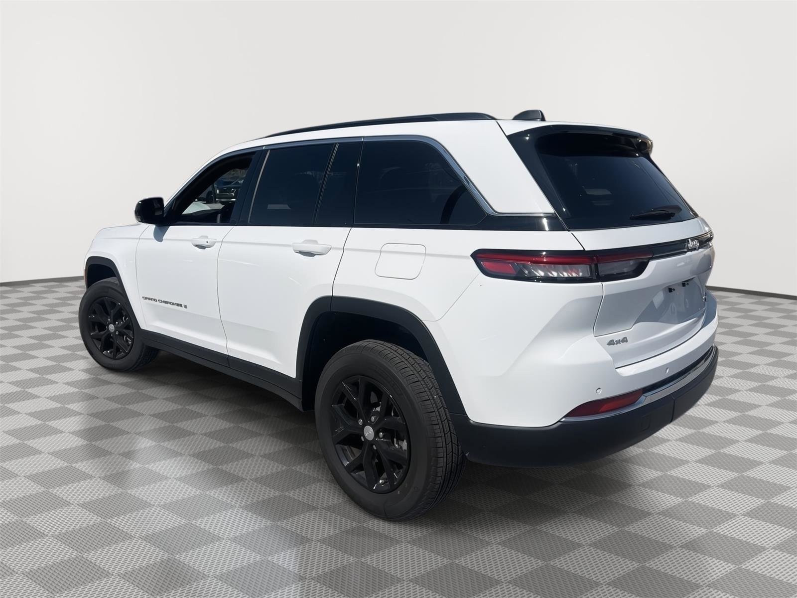 Used 2025 Jeep Grand Cherokee Limited image 4