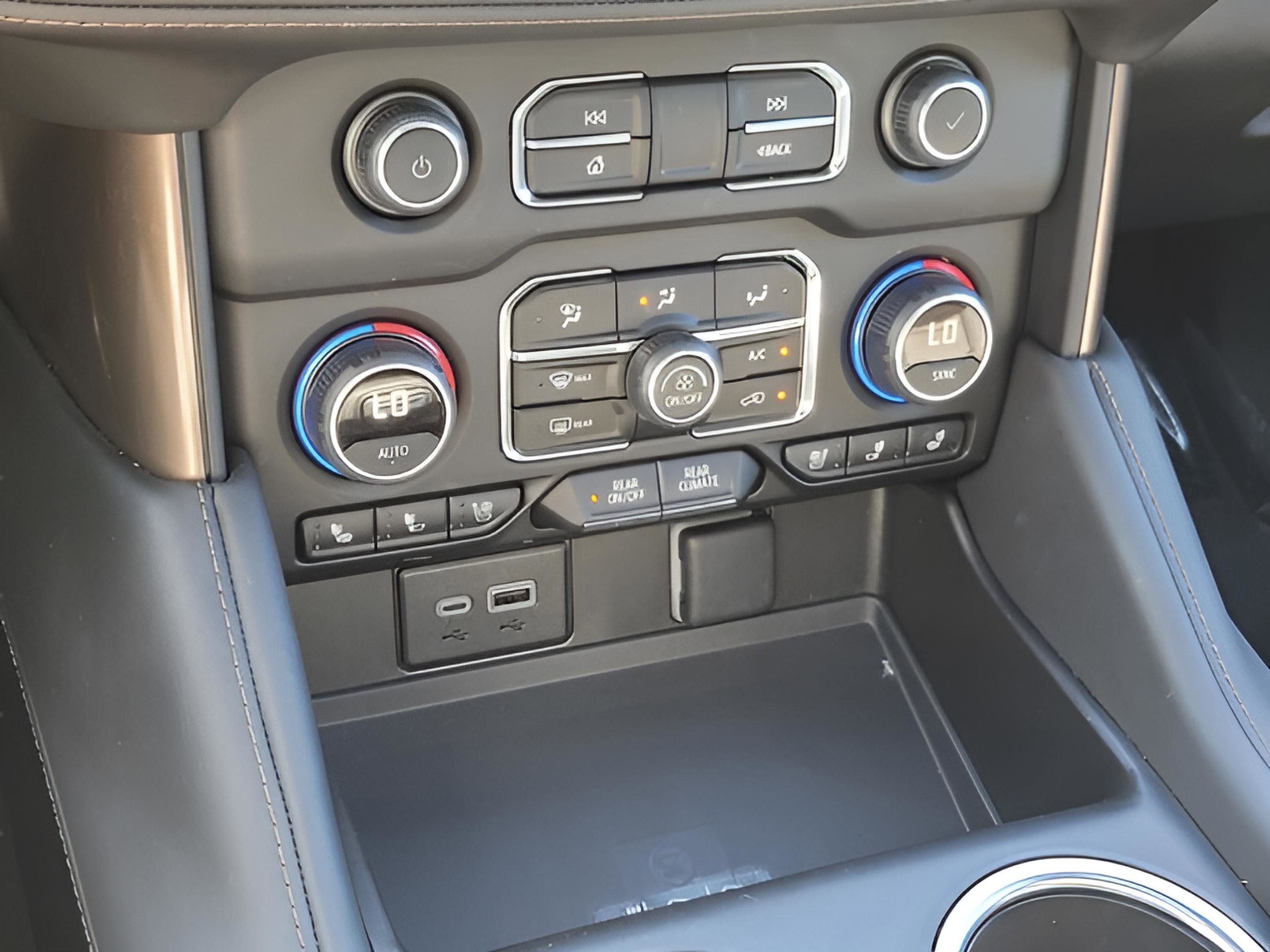 Used 2024 Chevrolet Suburban High Country image 30