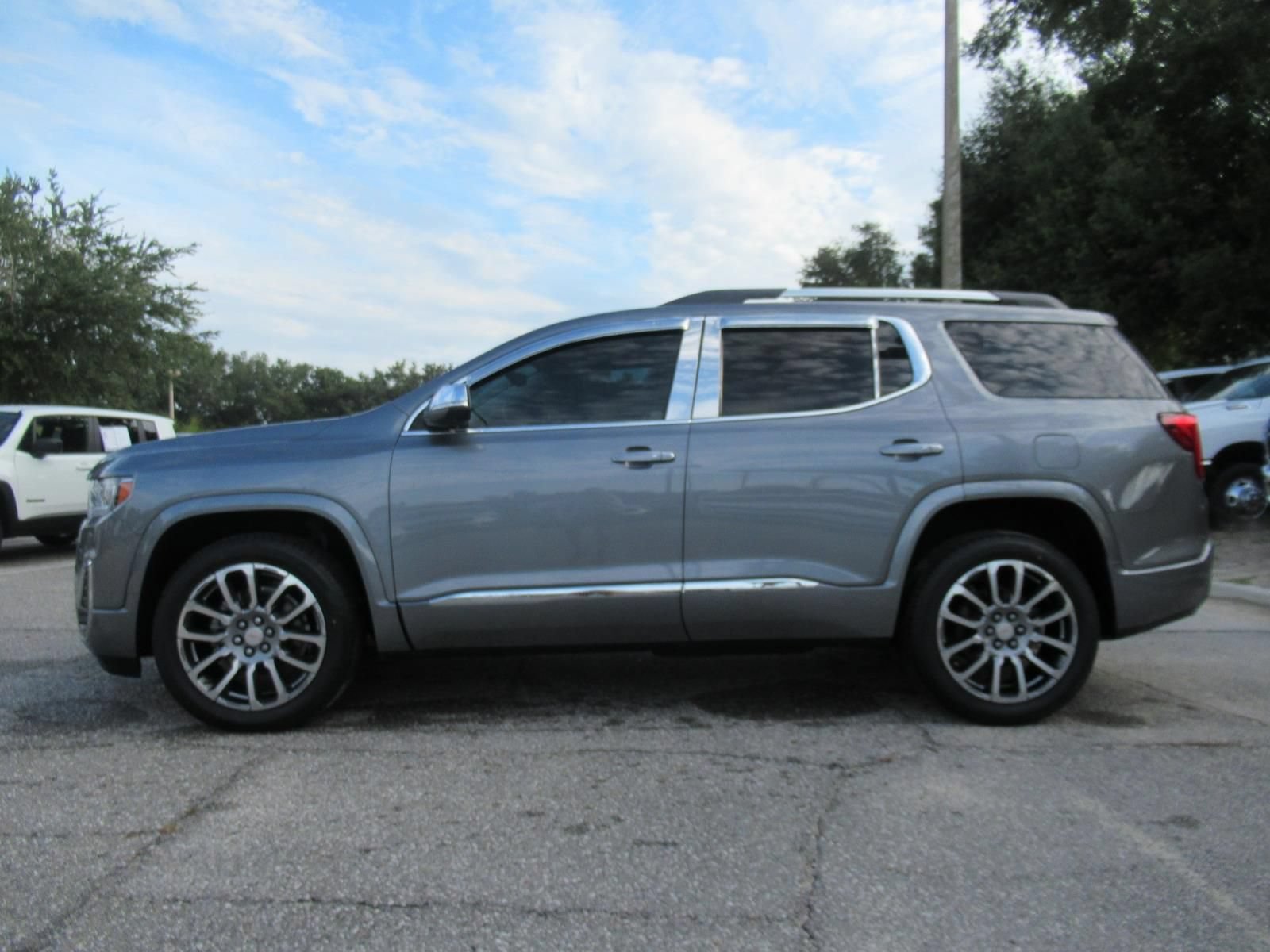 Used 2021 GMC Acadia Denali w/ Denali Technology Package FWD image 4