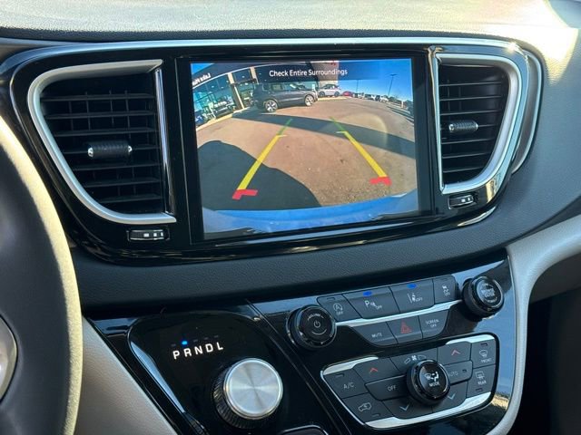 Used 2024 Chrysler Pacifica Touring-L image 27