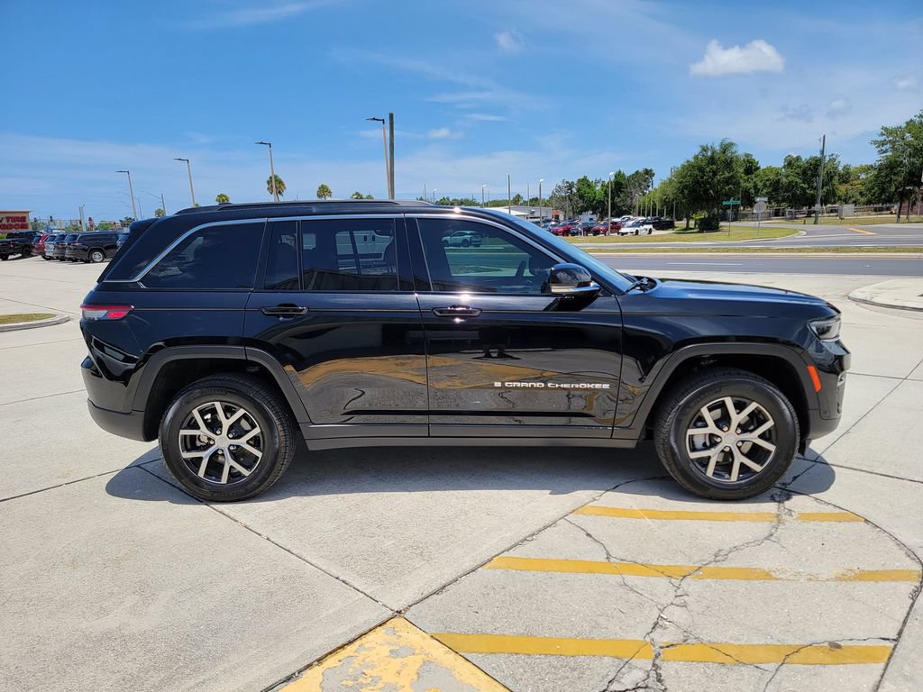 Used 2025 Jeep Grand Cherokee Limited w/ Luxury Tech Group II RWD image 6