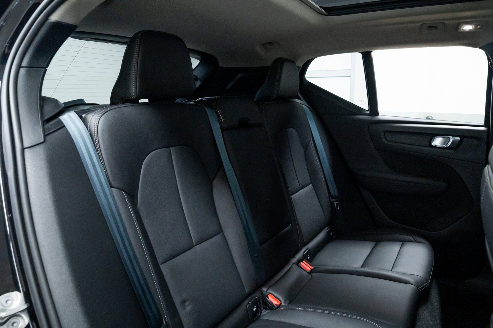 Used 2024 Volvo XC40 B5 Plus image 21