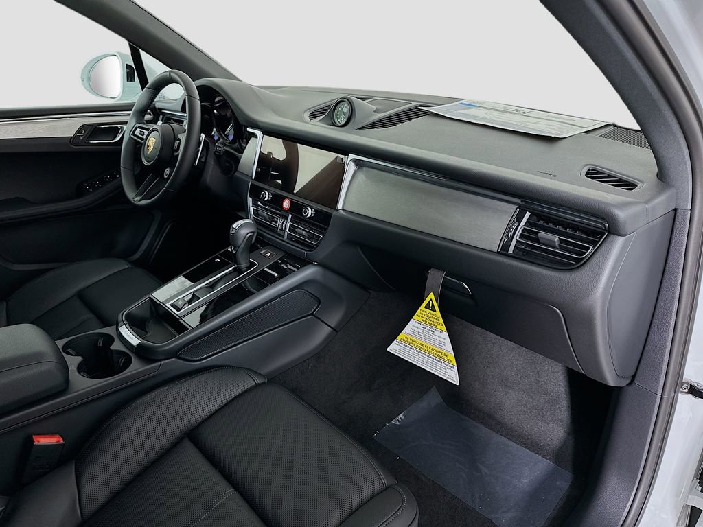 Certified 2026 Porsche Macan AWD/4WD image 31