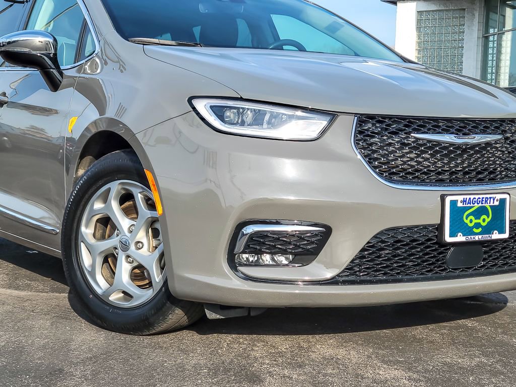 Used 2023 Chrysler Pacifica Limited image 2