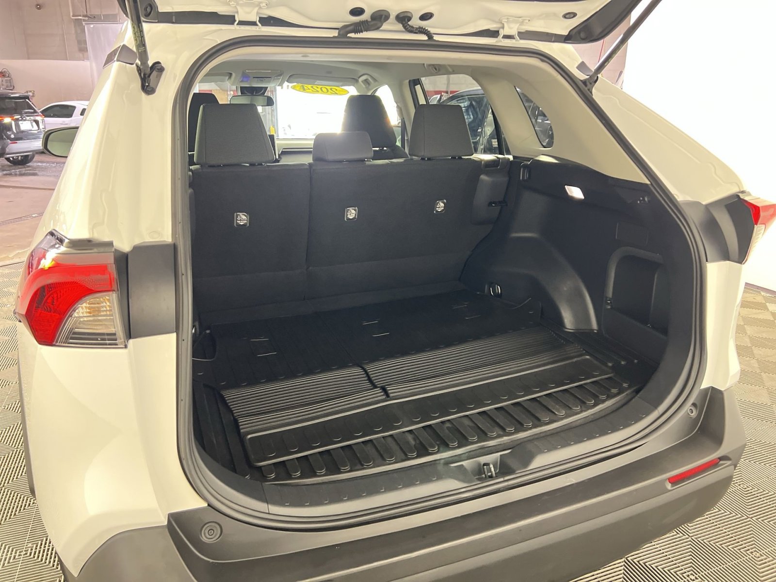 Used 2024 Toyota RAV4 LE AWD/4WD image 27