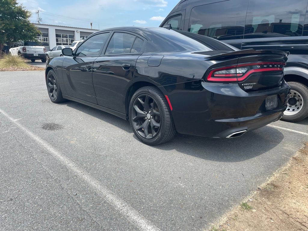 Used 2017 Dodge Charger SXT RWD image 3