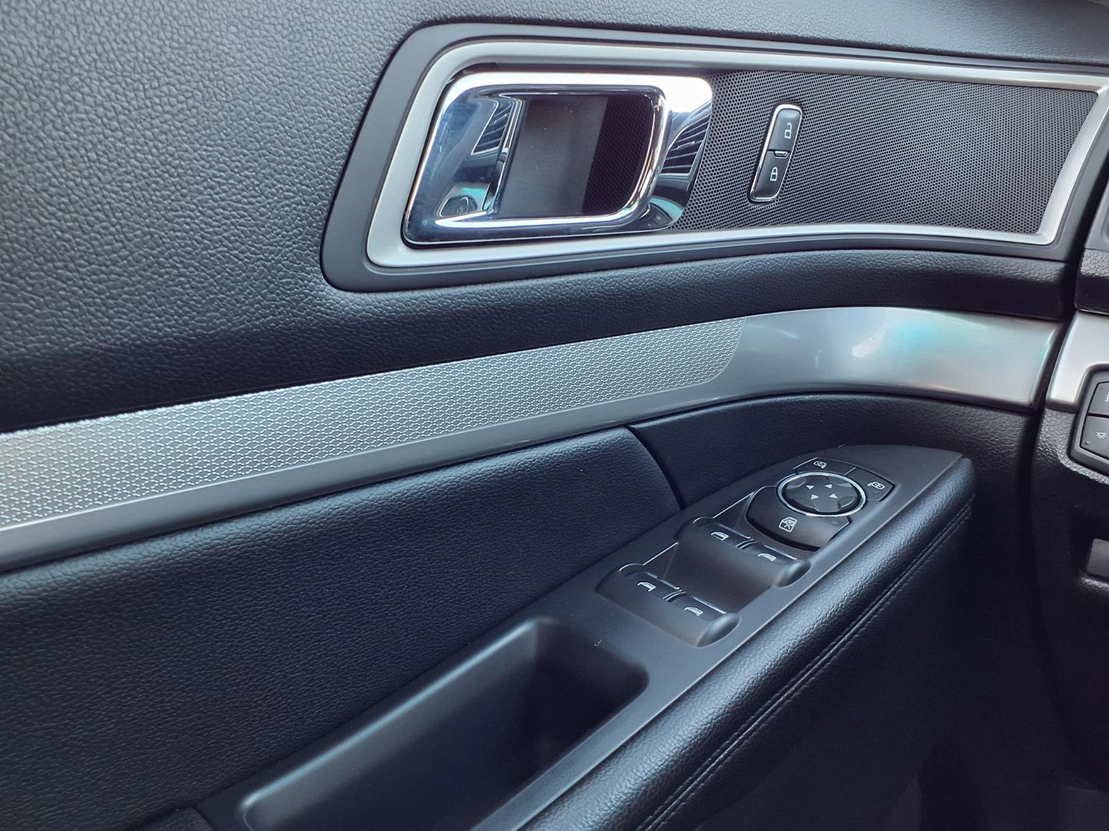 Used 2017 Ford Explorer XLT w/ Equipment Group 202A AWD/4WD image 21