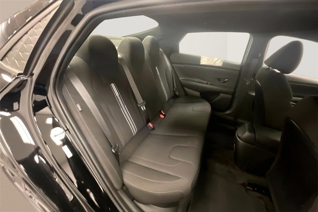 Certified 2025 Hyundai Elantra SEL image 17