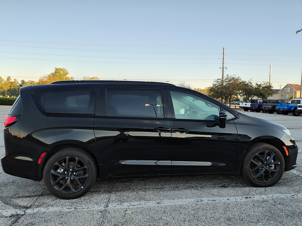 Used 2024 Chrysler Pacifica Limited w/ S Appearance Package AWD/4WD image 9