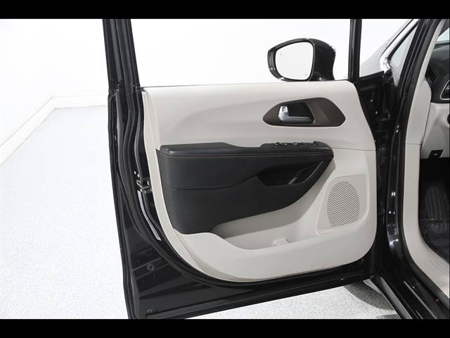 Used 2017 Chrysler Pacifica Touring-L FWD image 4