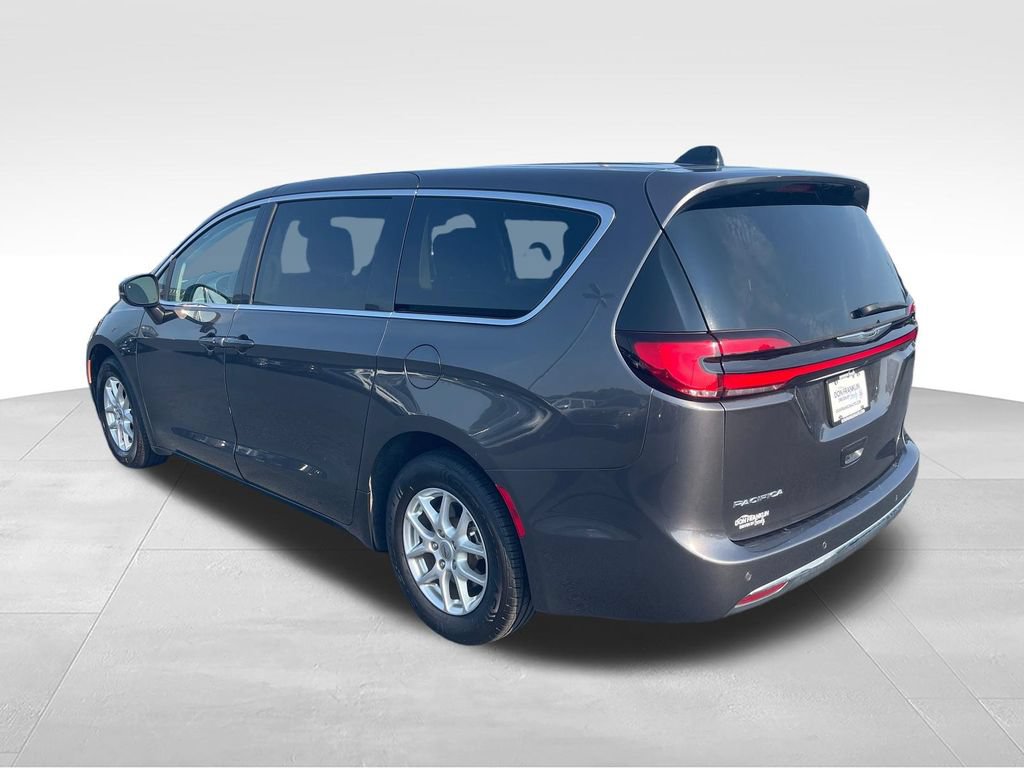 Used 2023 Chrysler Pacifica Touring-L FWD image 3