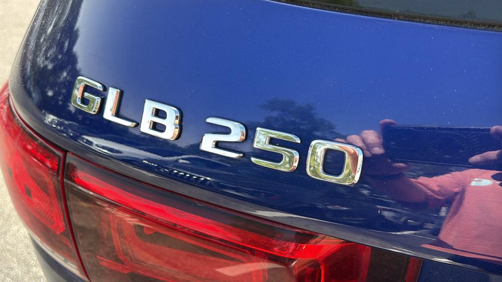 Certified 2021 Mercedes-Benz GLB 250 4MATIC w/ Premium Package image 18