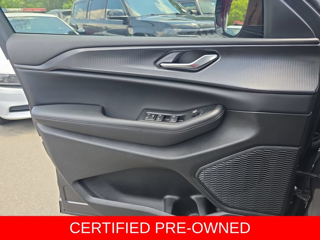 Used 2025 Jeep Grand Cherokee L Altitude AWD/4WD image 29