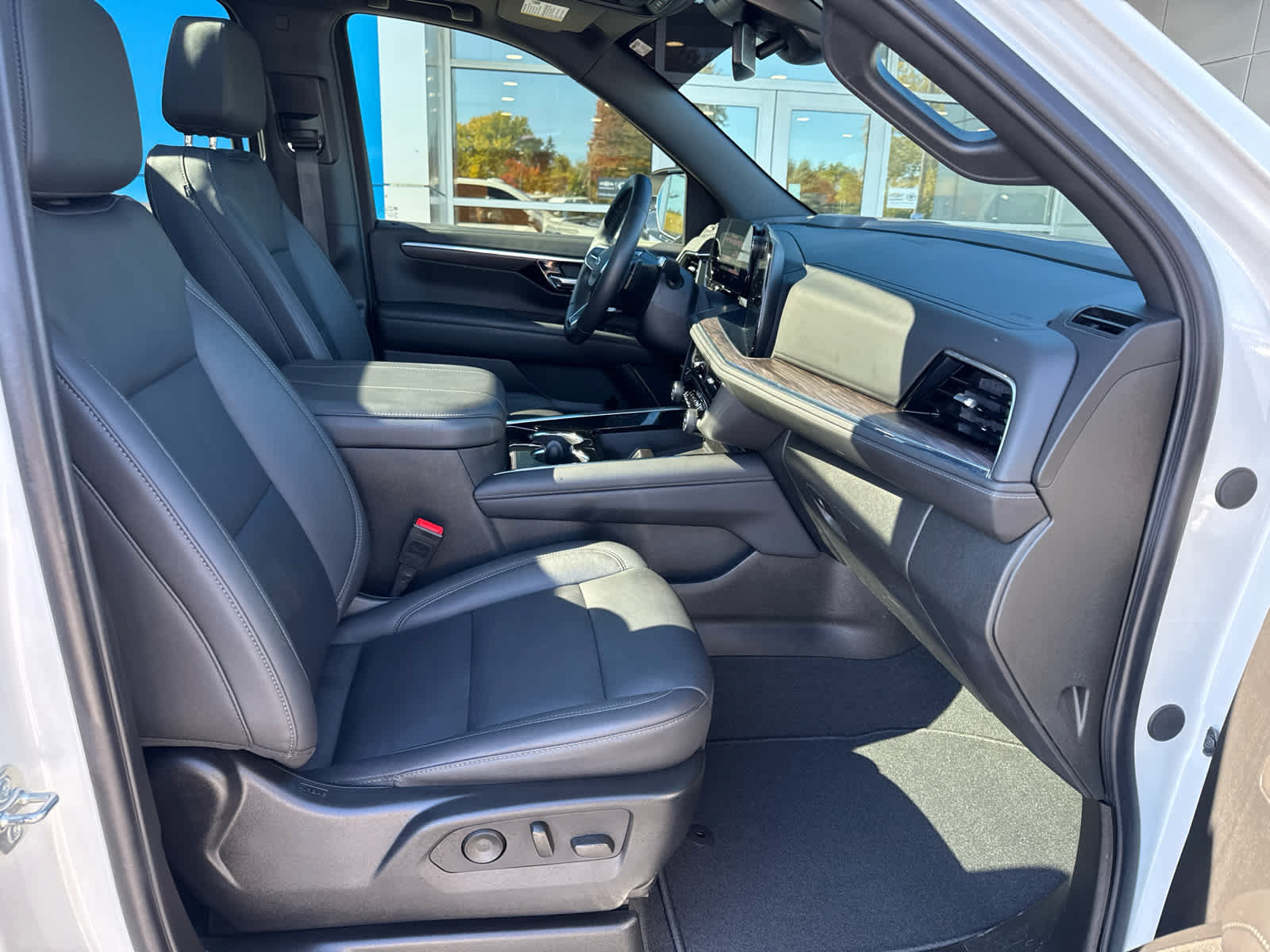 Used 2025 Chevrolet Suburban Z71 w/ Comfort Package AWD/4WD image 4