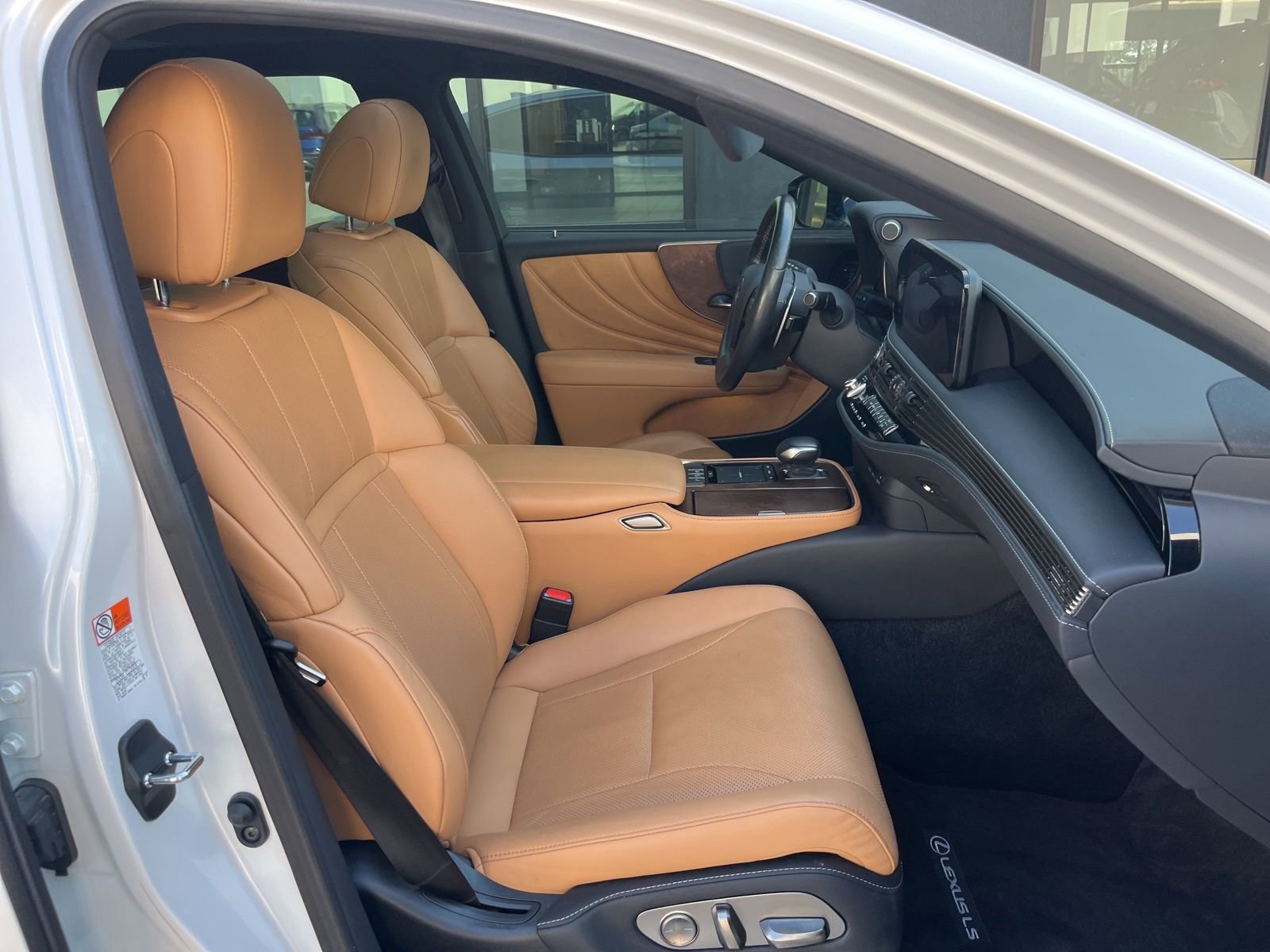 Used 2022 Lexus LS 500 w/ Accessory Package (Z2) RWD image 37