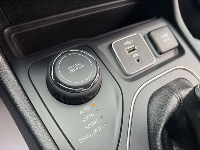 Used 2019 Jeep Cherokee Latitude Plus w/ Cold Weather Group image 17