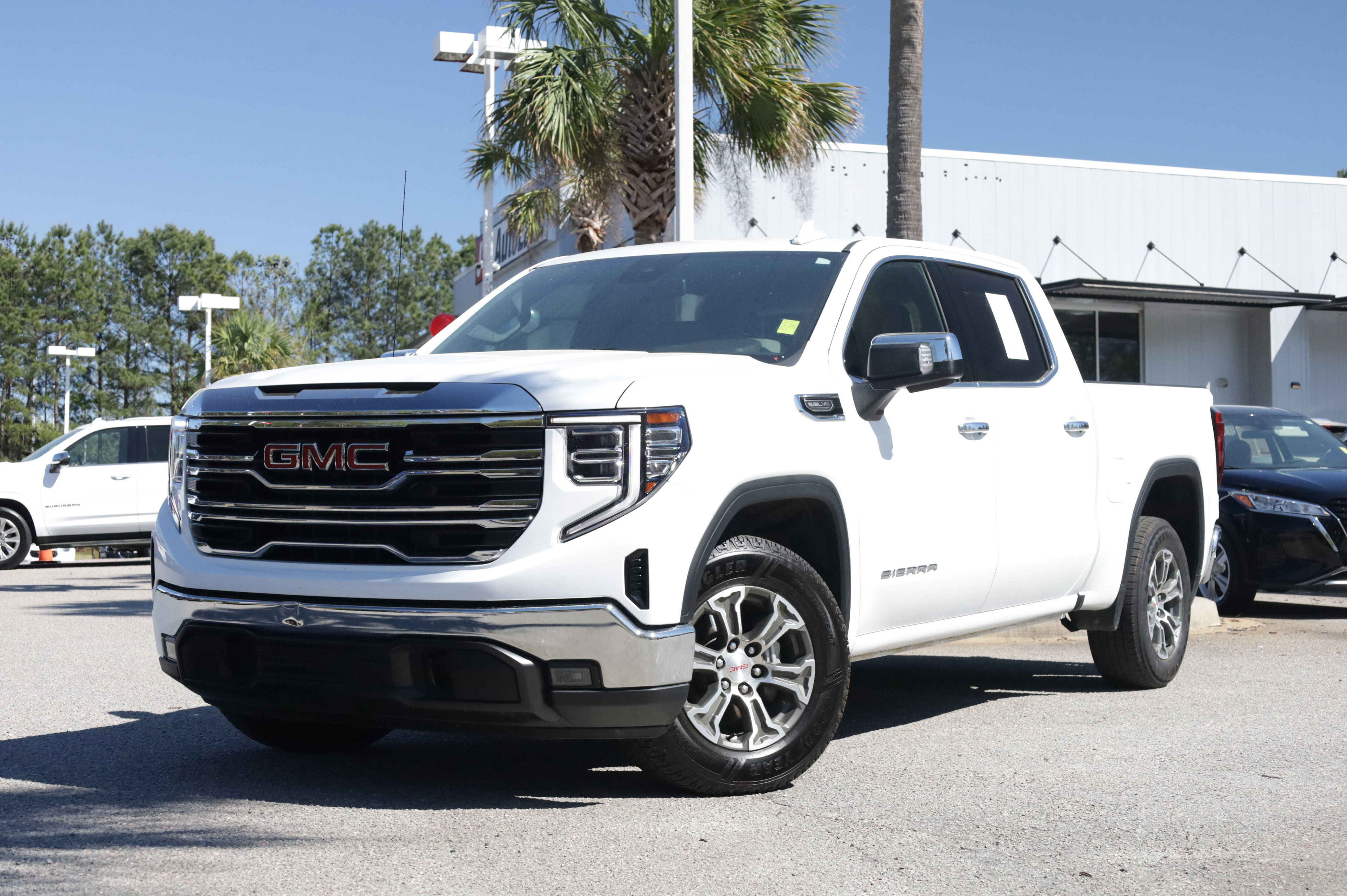 Used 2025 GMC Sierra 1500 SLT image 1