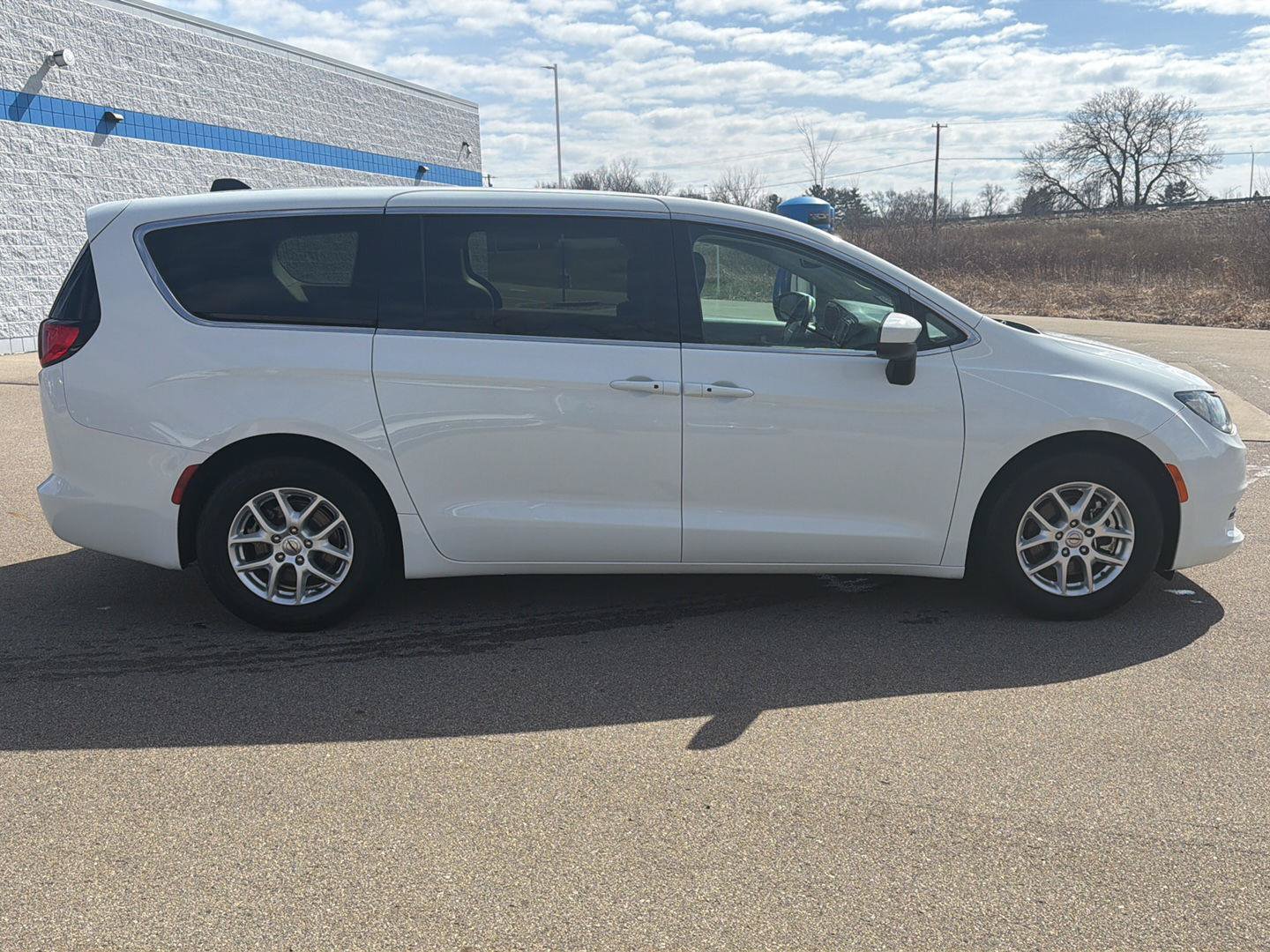 Used 2023 Chrysler Voyager LX FWD image 6