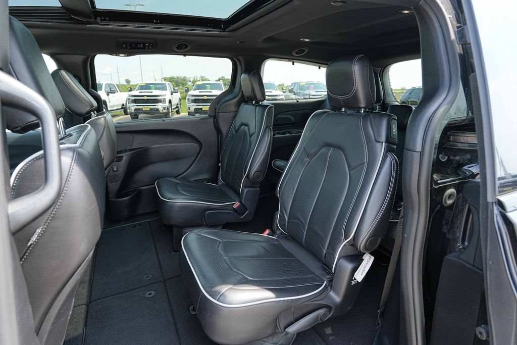 Used 2025 Chrysler Pacifica Limited FWD image 19