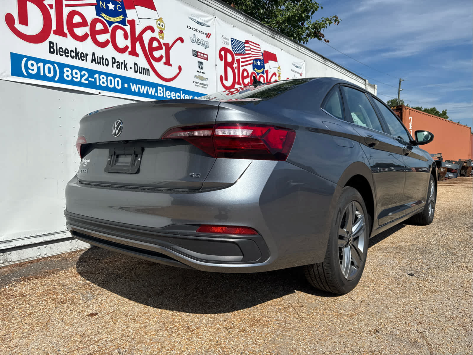 Used 2024 Volkswagen Jetta SE FWD image 3