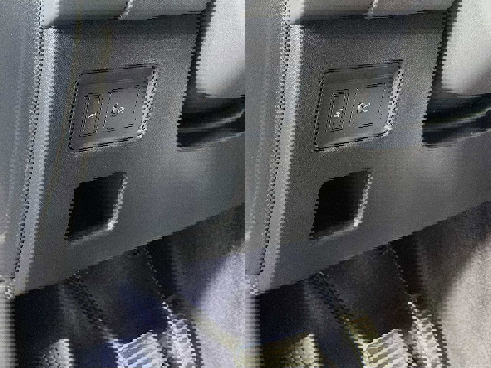 Used 2025 Land Rover Discovery Metropolitan Edition image 10