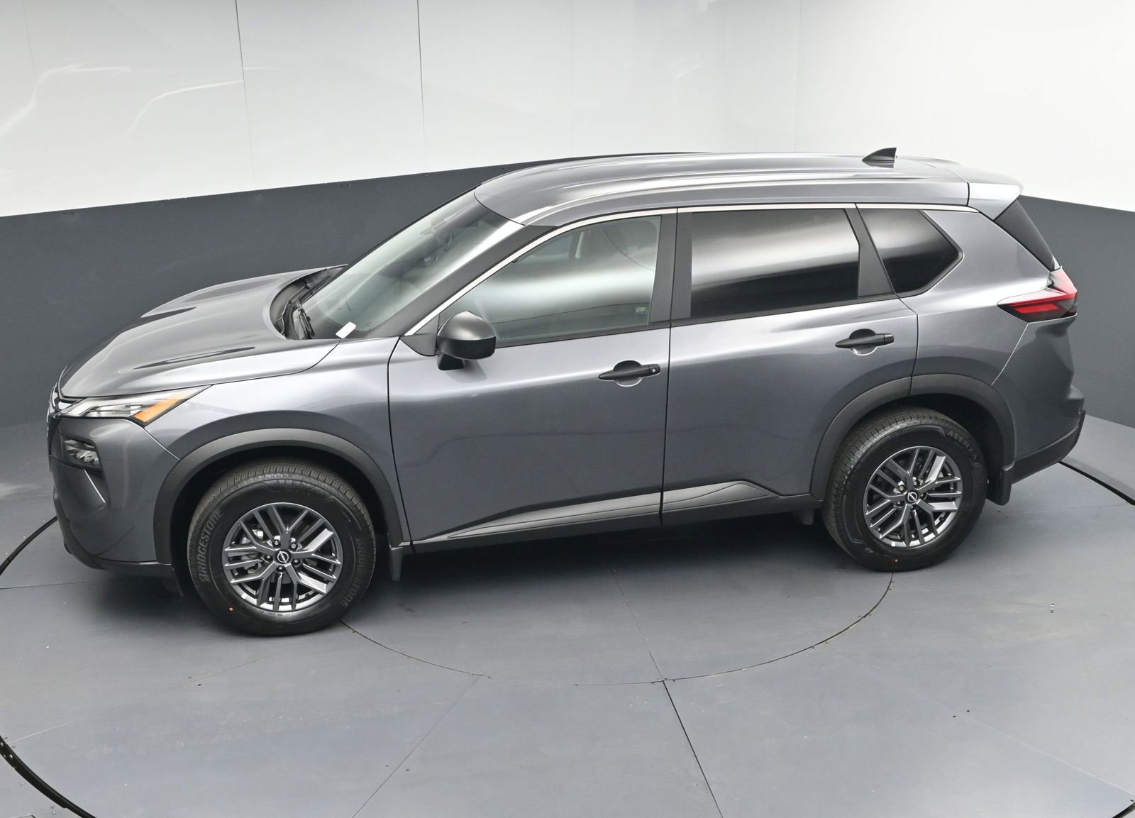 Used 2025 Nissan Rogue S image 34