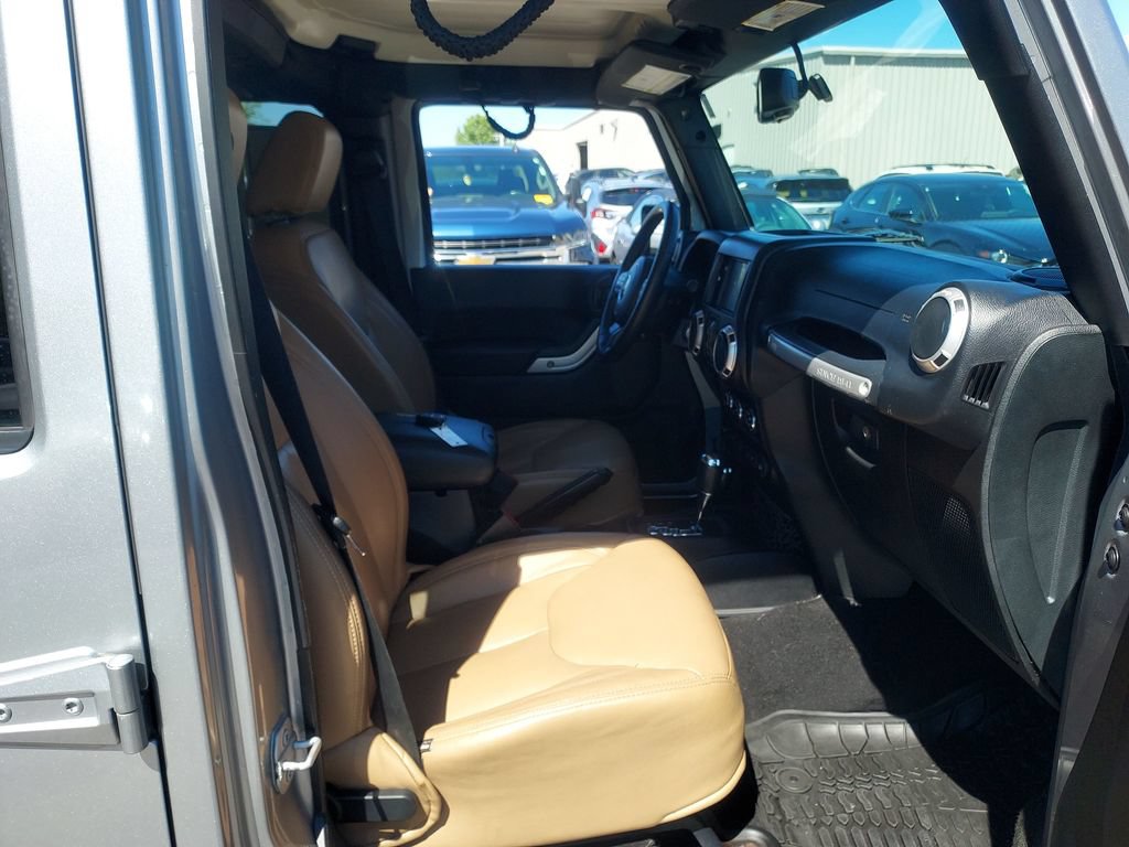 Used 2016 Jeep Wrangler Unlimited Sahara w/ Connectivity Group AWD/4WD image 25