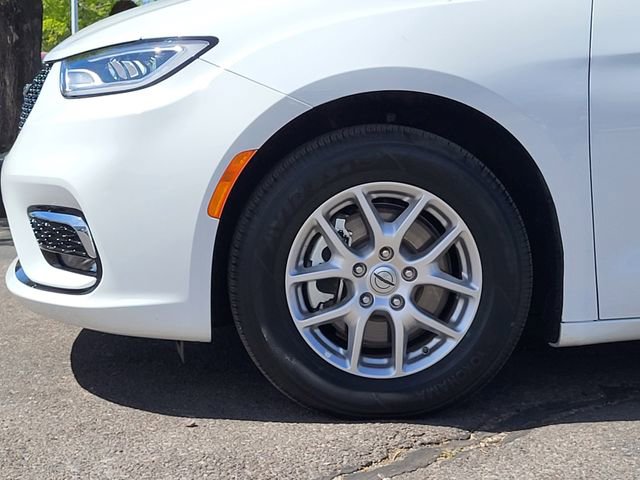 Used 2024 Chrysler Pacifica Touring-L image 6