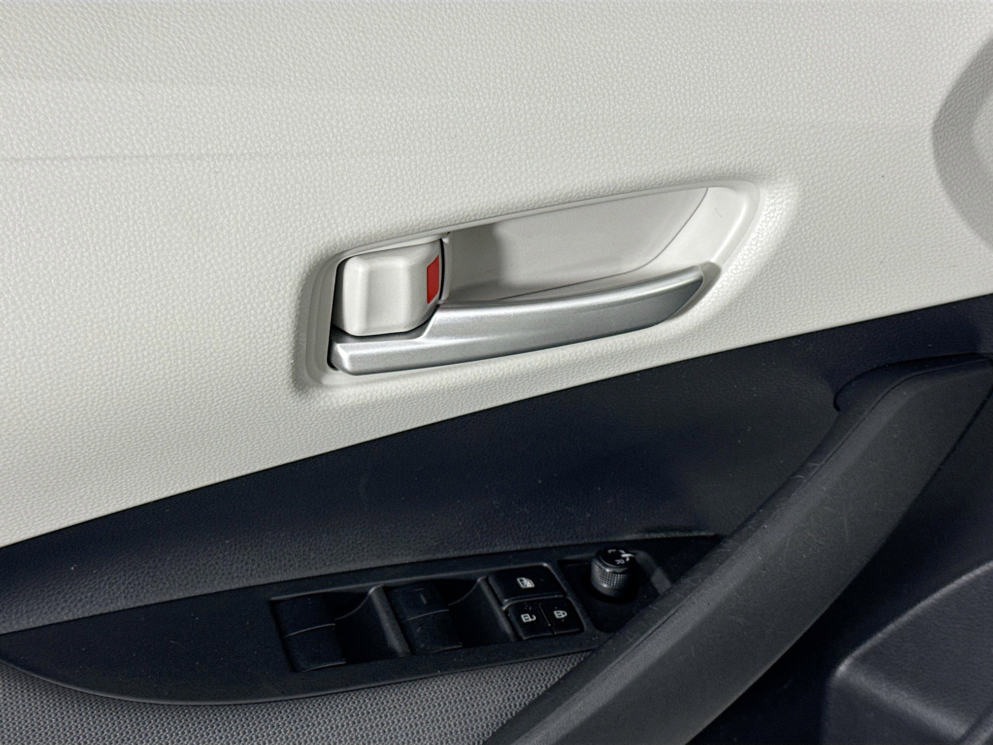 Used 2020 Toyota Corolla LE image 24