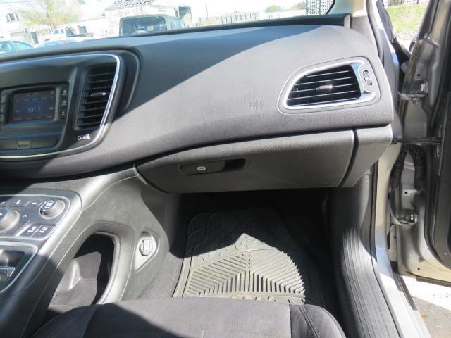 Used 2015 Chrysler 200 Limited w/ Convenience Group image 17