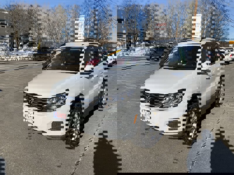 Used 2017 Volkswagen Tiguan S image 1