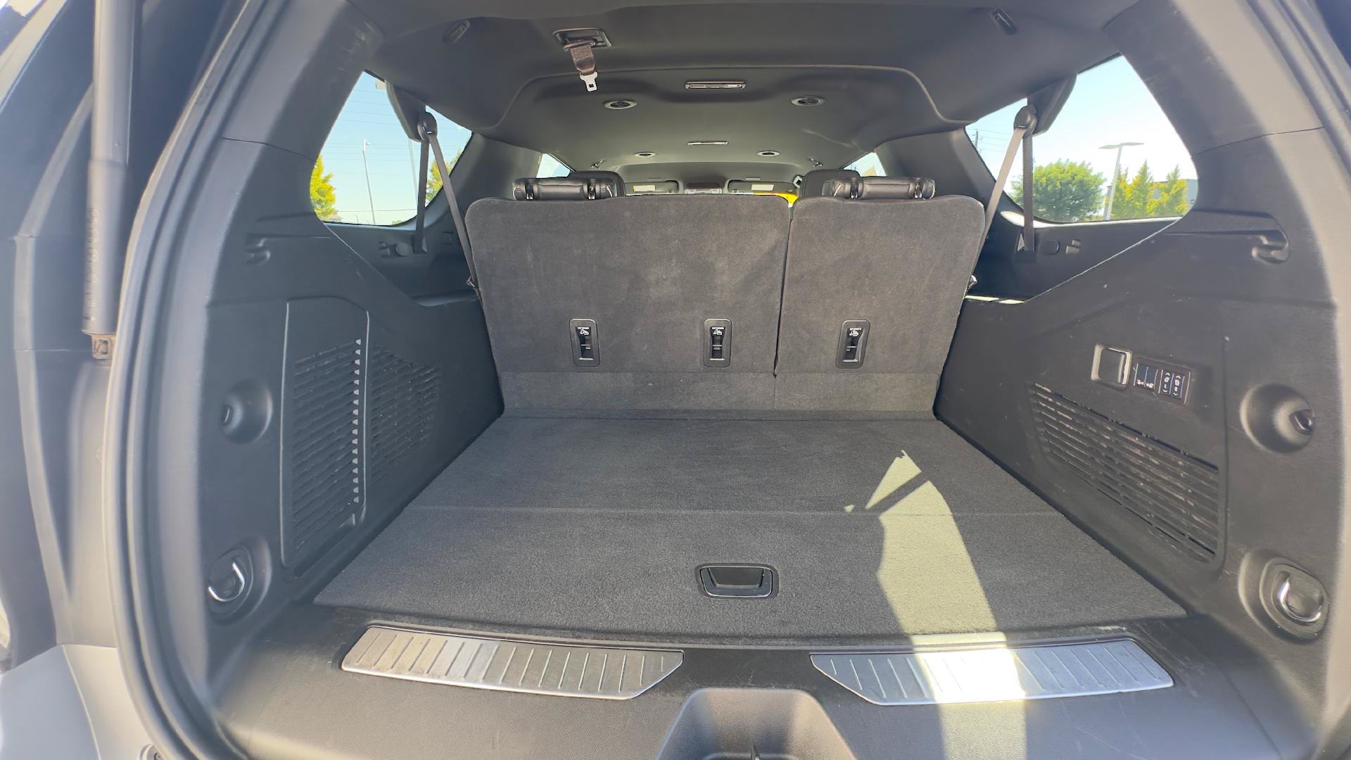 Used 2025 Chevrolet Suburban Premier AWD/4WD image 6