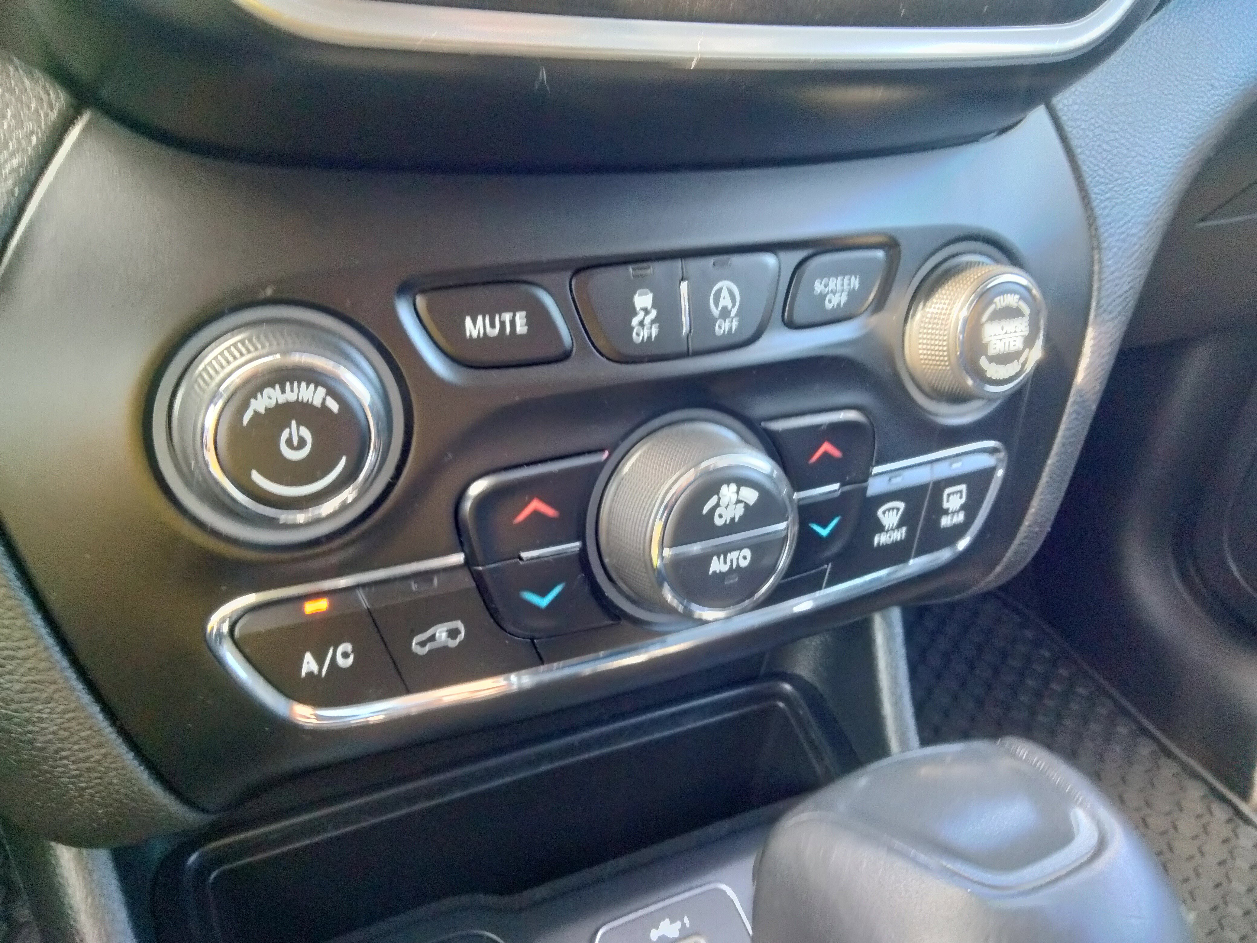 Used 2019 Jeep Cherokee Trailhawk w/ Cold Weather Group image 21