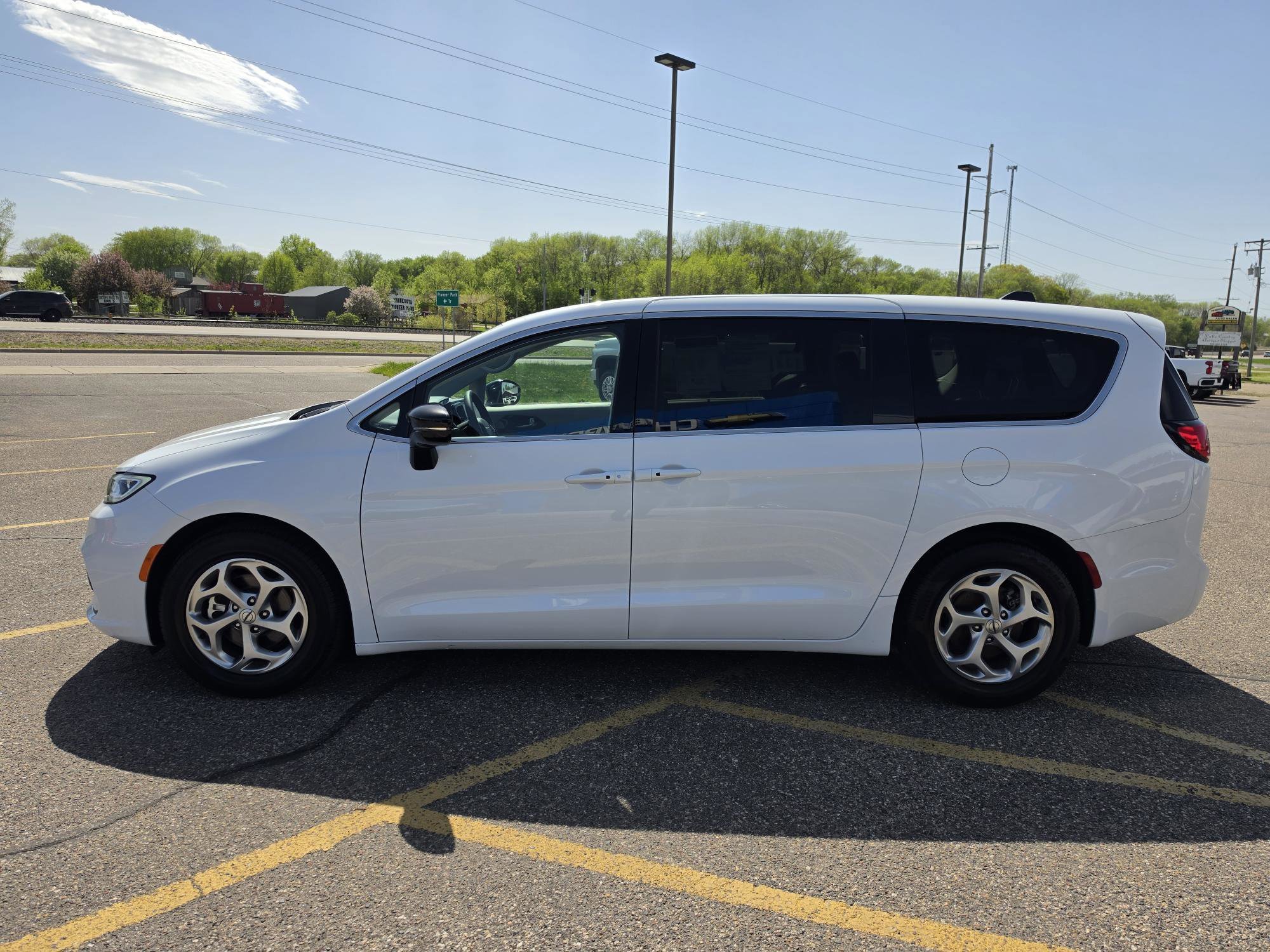 Used 2024 Chrysler Pacifica Limited FWD image 2