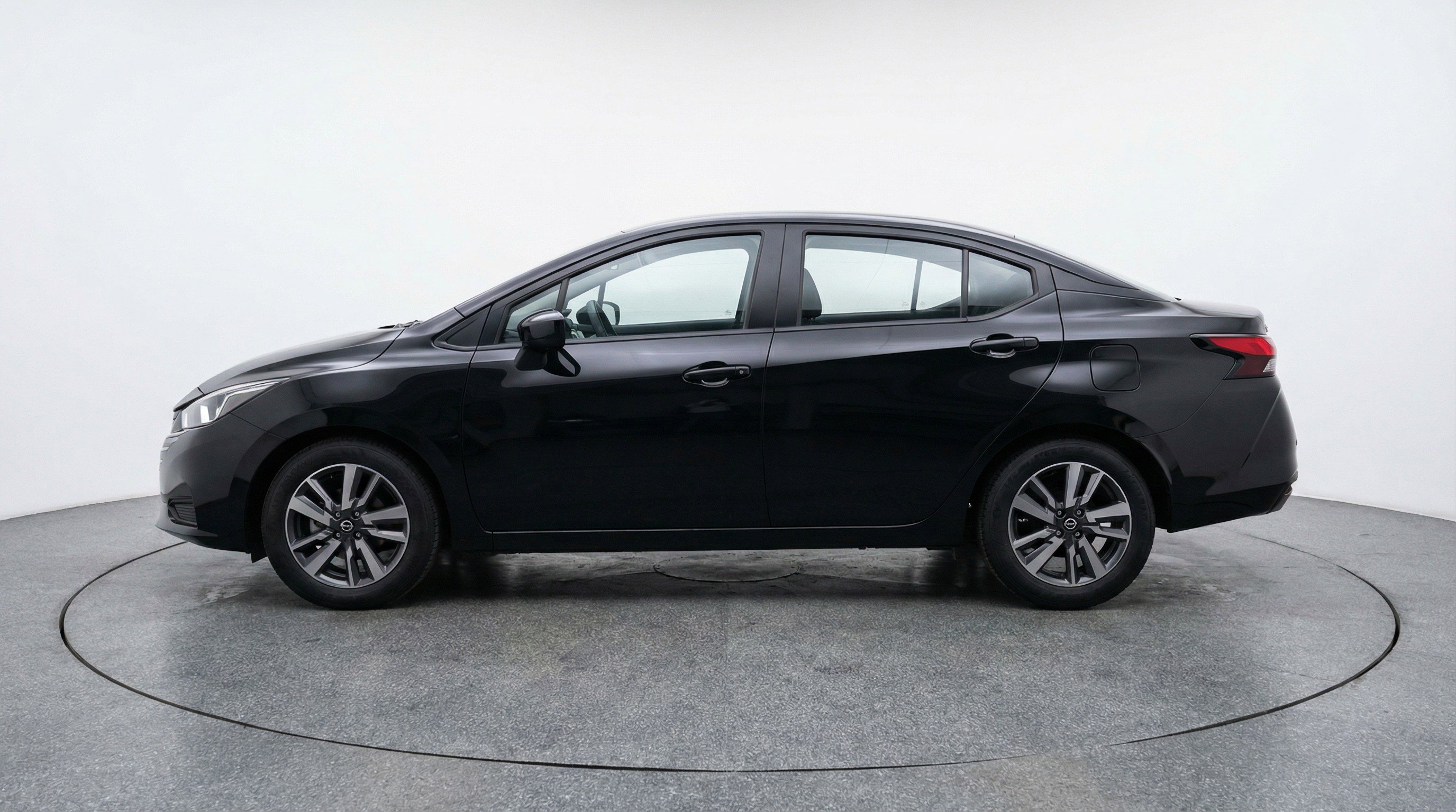 Used 2025 Nissan Versa SV FWD image 5