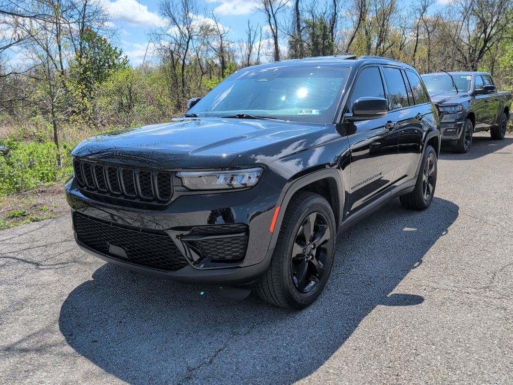 Used 2023 Jeep Grand Cherokee Altitude image 3