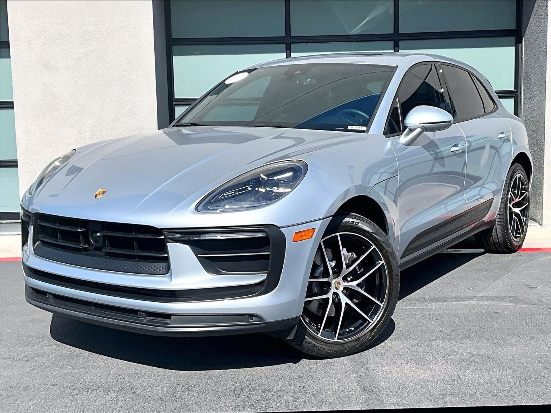 Certified 2023 Porsche Macan AWD/4WD image 1