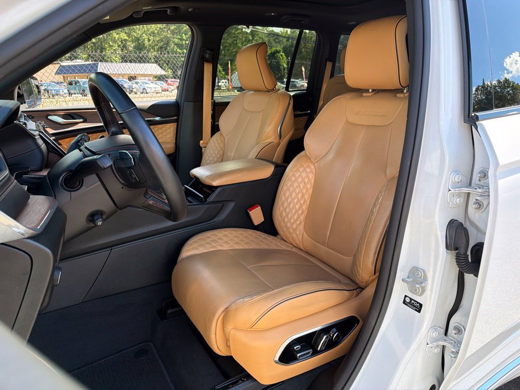 Used 2023 Jeep Grand Cherokee Summit w/ Luxury Tech Group V AWD/4WD image 19