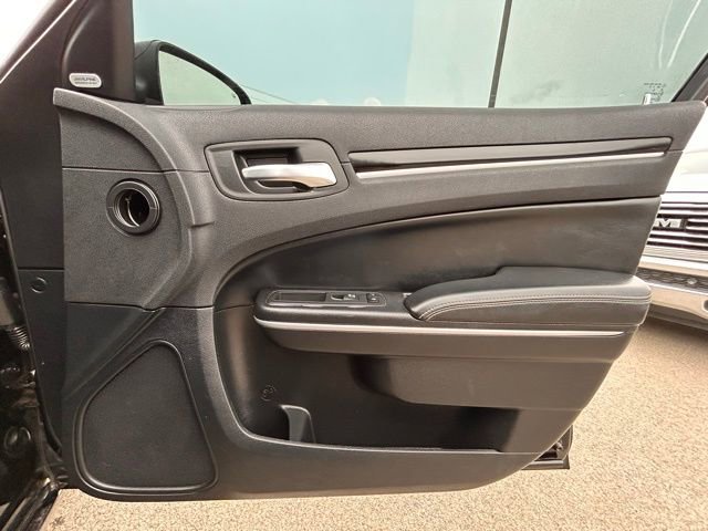 Used 2019 Chrysler 300 S image 38