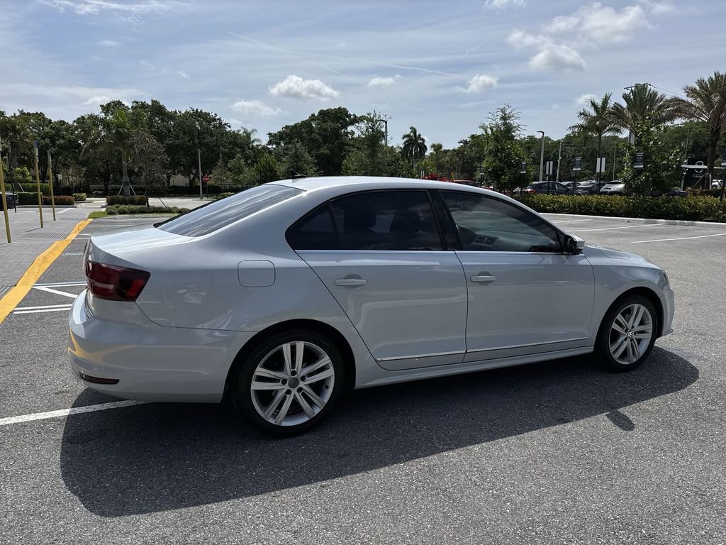 Used 2017 Volkswagen Jetta SEL FWD image 4