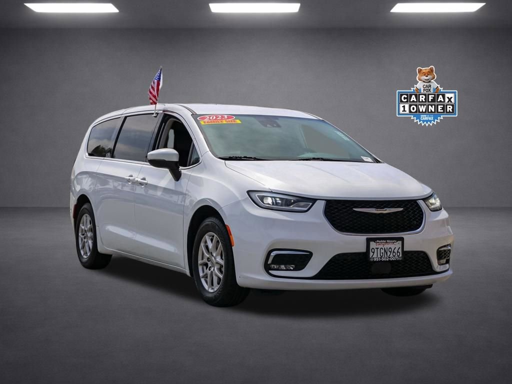 Used 2023 Chrysler Pacifica Touring-L image 2