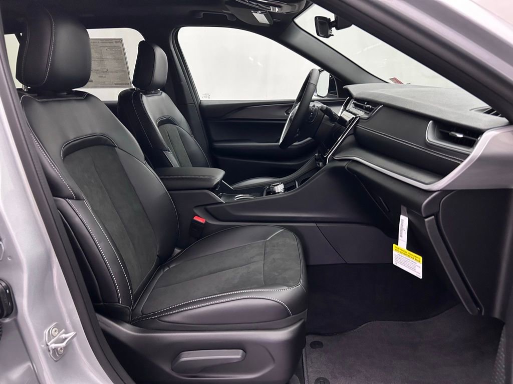 New 2025 Jeep Grand Cherokee L Altitude image 24